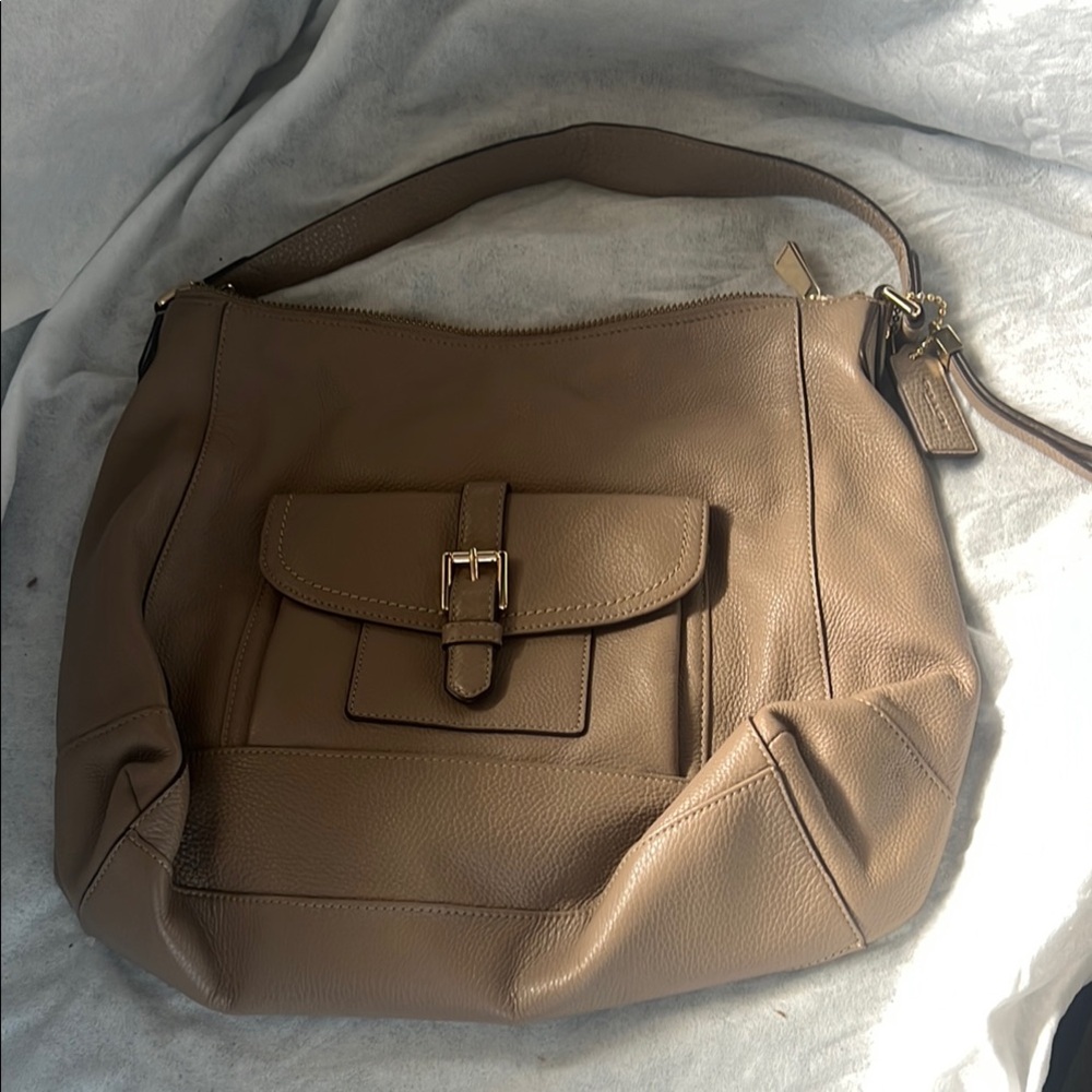 Elegant Tan Leather Shoulder Bag